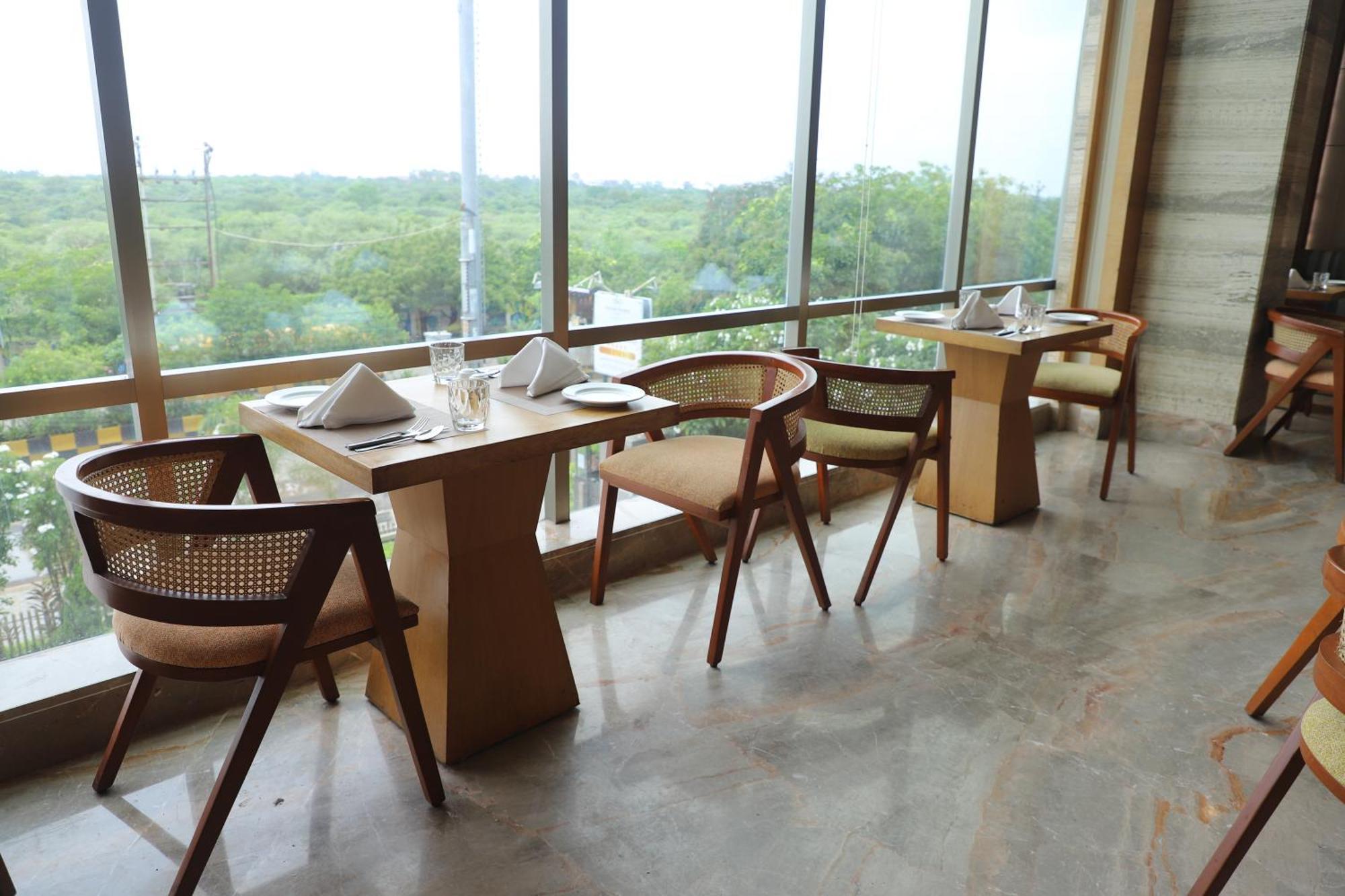 Efcee Sarovar Premiere Bhavnagar Exterior foto